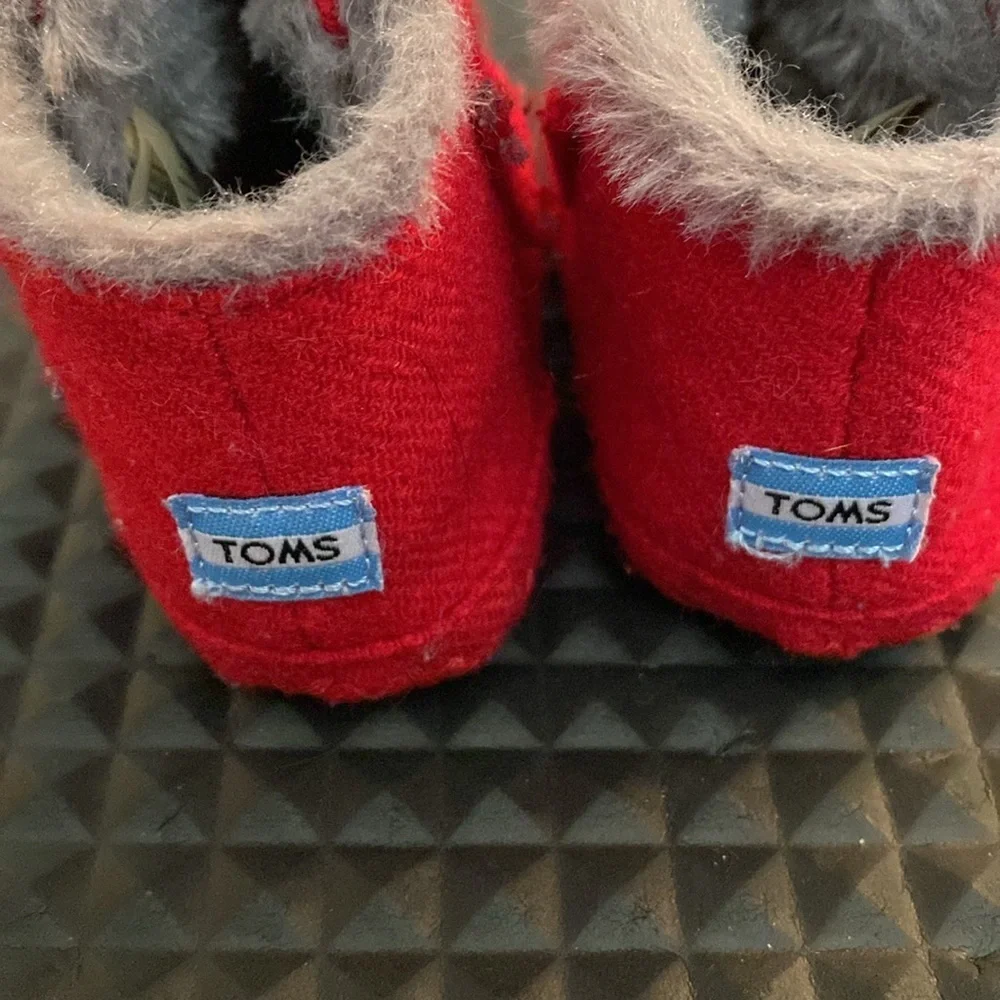 TOMS Tiny Cuna Red Booties